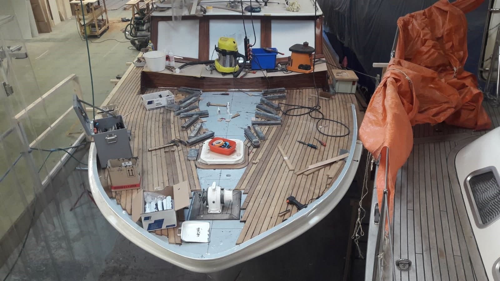 Voordek van een jacht tijdens een refit: het teak wordt opnieuw gelegd